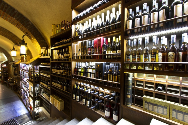 bar-COURMES-min_world_street_travel_shop_canon_georgia_wine_bottles-429767
